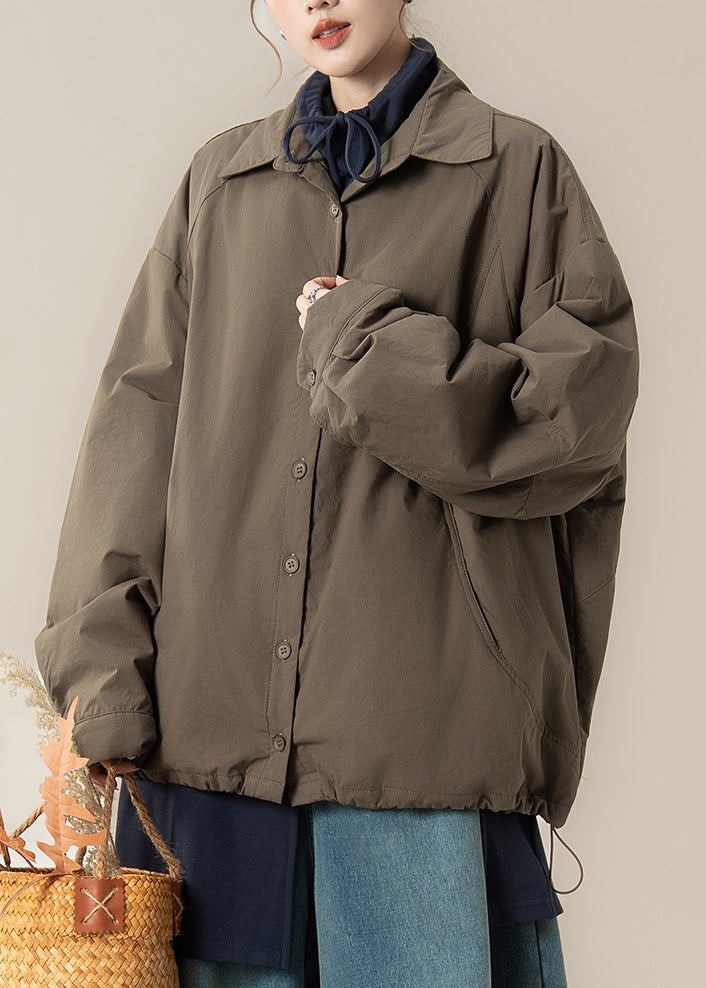 Khakibraune, geknöpfte, baumwollgefüllte Mäntel mit Kordelzug und Peter-Pan-Kragen