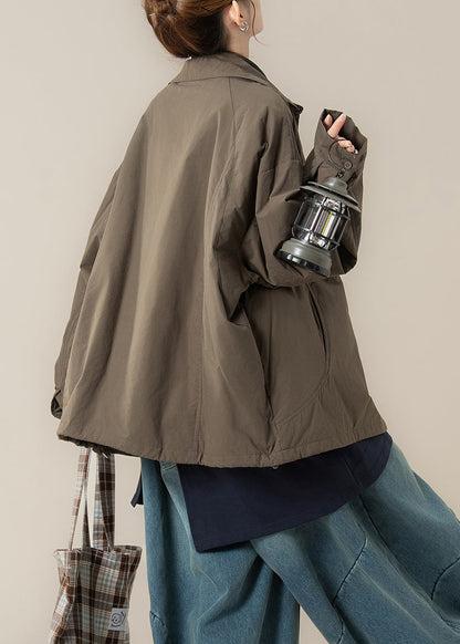 Khakibraune, geknöpfte, baumwollgefüllte Mäntel mit Kordelzug und Peter-Pan-Kragen