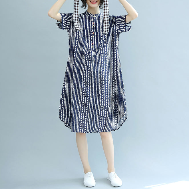 stylisches blaues florales Midi-Baumwollkleid in Übergröße, Maxikleid aus Baumwolle, feine Kurzarmtaschen, Stand-Baggy-Kleider