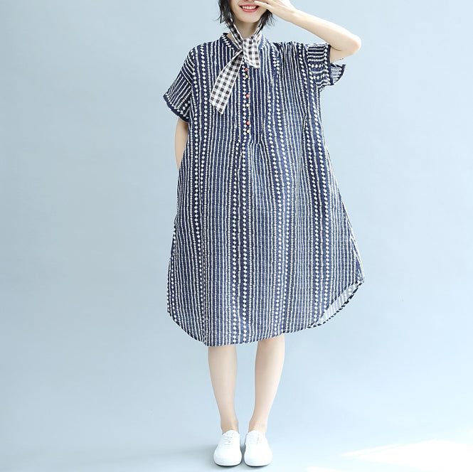 stylisches blaues florales Midi-Baumwollkleid in Übergröße, Maxikleid aus Baumwolle, feine Kurzarmtaschen, Stand-Baggy-Kleider