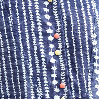 stylisches blaues florales Midi-Baumwollkleid in Übergröße, Maxikleid aus Baumwolle, feine Kurzarmtaschen, Stand-Baggy-Kleider
