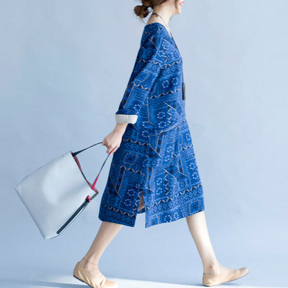stylisches Baumwollkleid mit blauem Aufdruck, trendige Urlaubskleider in Übergröße, neues, weites Baumwollkleid mit langen Ärmeln und V-Ausschnitt