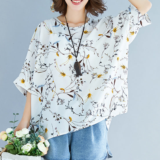Sommer-T-Shirt aus weißer Seide mit Print in Übergröße mit Krawatte und kurzen Ärmeln