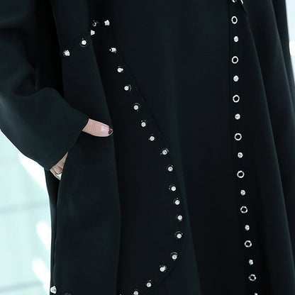 feines schwarzes Midi-Kleid übergroßes Reisekleid mit asymmetrischem Design und O-Ausschnitt im Herbst