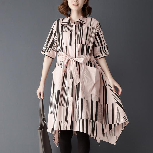 Blusen aus feiner Baumwollmischung in Übergröße mit unregelmäßigem Polokragen und einreihigem, bedrucktem rosa Hemd