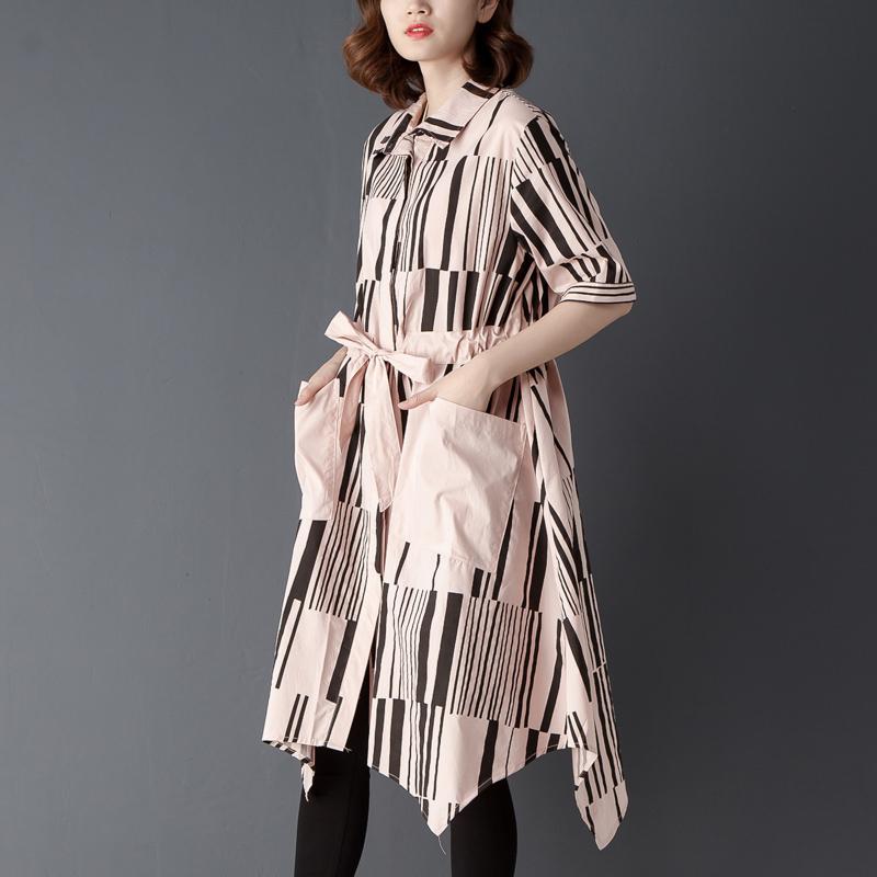 Blusen aus feiner Baumwollmischung in Übergröße mit unregelmäßigem Polokragen und einreihigem, bedrucktem rosa Hemd