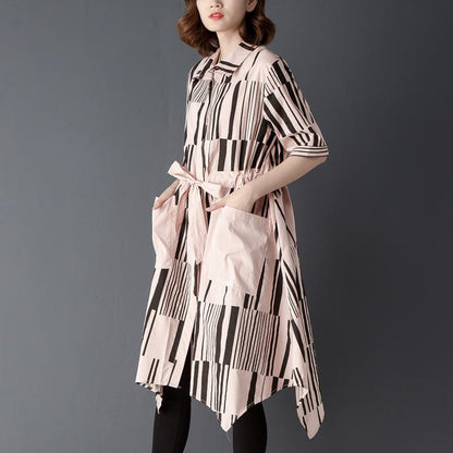 Blusen aus feiner Baumwollmischung in Übergröße mit unregelmäßigem Polokragen und einreihigem, bedrucktem rosa Hemd