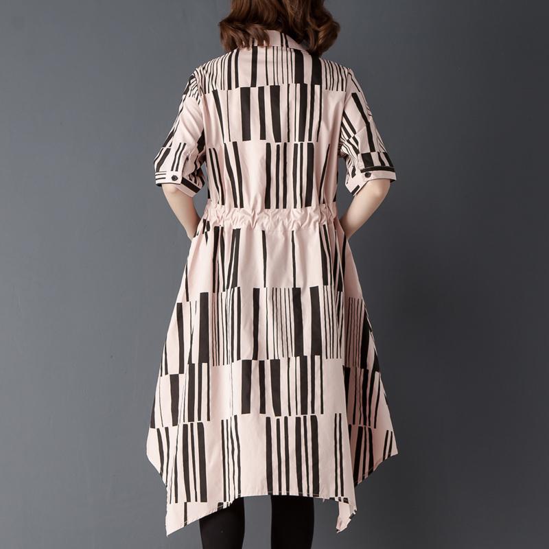 Blusen aus feiner Baumwollmischung in Übergröße mit unregelmäßigem Polokragen und einreihigem, bedrucktem rosa Hemd