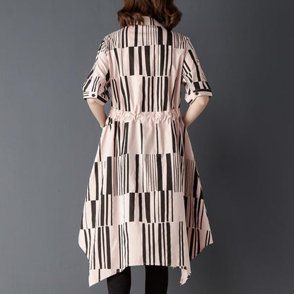 Blusen aus feiner Baumwollmischung in Übergröße mit unregelmäßigem Polokragen und einreihigem, bedrucktem rosa Hemd