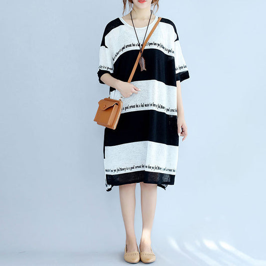 weiß schwarz gestreiftes Midi-Kleid aus Baumwolle in Übergröße, Leinen-Baumwollkleid, Boutique-Kleid mit niedrigem und hohem Design, Alphabet-Drucke