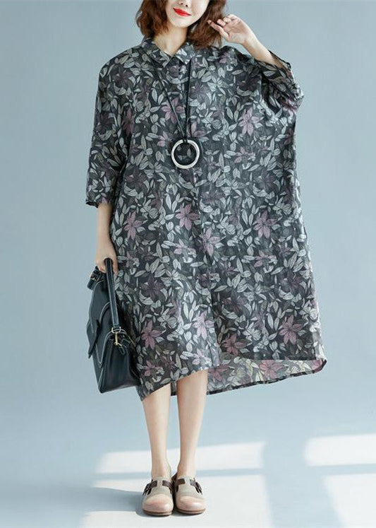 Damen-Hemdkleider aus Baumwollleinen mit Blumenmuster. Locker sitzende, feine Baggy-Kleider mit Dreiviertelärmeln. Hemdkleid aus Baumwolle mit Umlegekragen