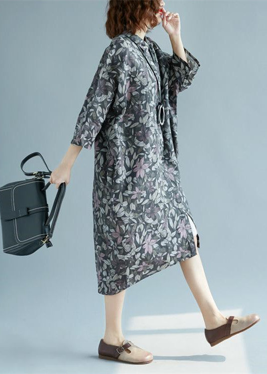 Damen-Hemdkleider aus Baumwollleinen mit Blumenmuster. Locker sitzende, feine Baggy-Kleider mit Dreiviertelärmeln. Hemdkleid aus Baumwolle mit Umlegekragen