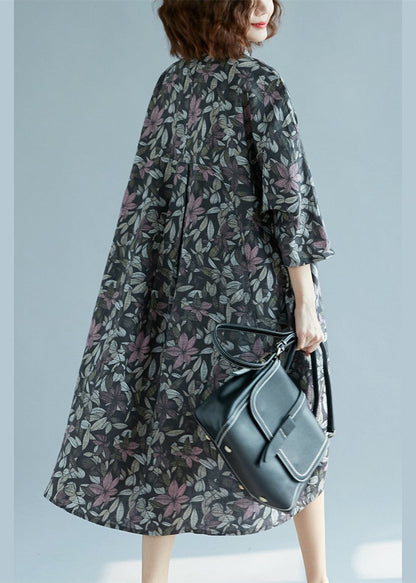 Damen-Hemdkleider aus Baumwollleinen mit Blumenmuster. Locker sitzende, feine Baggy-Kleider mit Dreiviertelärmeln. Hemdkleid aus Baumwolle mit Umlegekragen