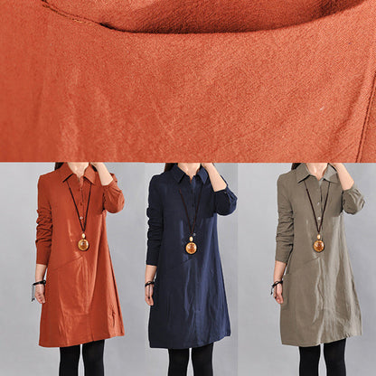 Marineblaue Kleider aus reinem Leinen für Damen. Locker sitzendes Maxikleid aus Baumwolle. Feines Hemdkleid mit großen Taschen und langen Ärmeln
